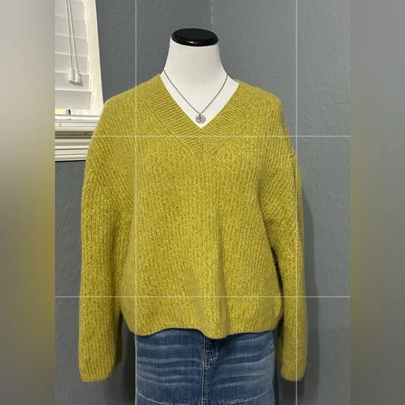 Massimo Dutti Mustard V-Neck Soft Wool Ribbed Sweater Size Small #976 - Picture 1 of 5